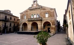 800px-Palazzo_comunale_Rocca_San_Giovanni